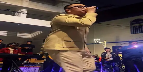 Viral!!! Giring Ganesha (Wamenbud) Nyanyi Bareng Dengan Penyanyi Jalanan Memakai Seragam Dinas